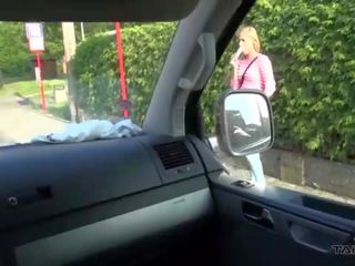surový súložiť pre chudé blondýna pred kick ju von na driving van