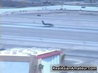 Asiatisch diva saugt bigcock im ein airport
