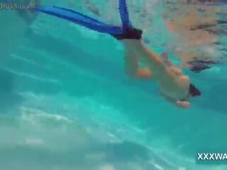 Грандиозен брюнетка ескорт бонбони swims подводен
