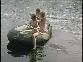 Tre utmärkt flickor naken flickor i den djungel på båt för kuk jaga
