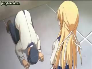 Blondýna anime med robí robenie chodidlom