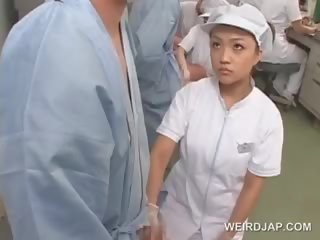 Неприятен азиатки медицинска сестра триене тя patients starved убождане