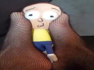 Giantess découvertes minuscule homme sous canapé et tramples et crushes lui &lpar;morty plush&rpar;