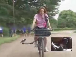 Japansk jente masturbated mens ridning en specially modified skitten film bike!