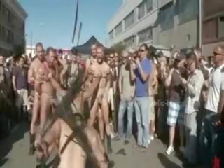 Público plaza con stripped hombres prepared para salvaje coarse violent homosexual grupo adulto película