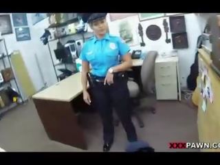 Poliisi upseeri perseestä sisään the takahuone