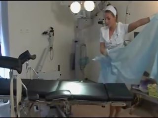 Formidable infirmière en bronzage bas et talons en hôpital - dorcel