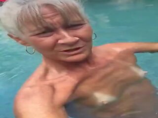 Zvrhlík babka leilani v the bazén, zadarmo dospelé klip 69 | xhamster