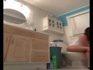 Tiener jong vrouw zittend op toilet, gratis vies film vid 8b | xhamster