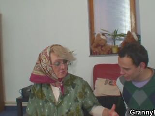 Μοναχικός 60 χρόνια γριά γιαγιά pleases ένα ξένος