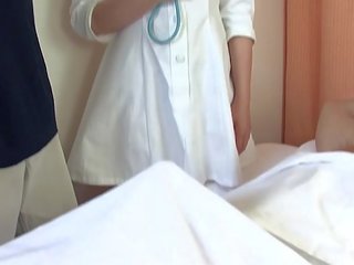 Asiática médico practitioner folla dos youths en la hospital