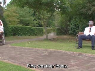 Subtitled bizarné japonské napoly nahý caregiver vonku