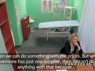 Blond saleswoman baisée en faux hôpital