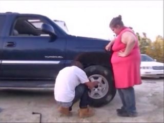 Jong tiener geven seks klem film voor auto trouble helpen, orgasme creampie