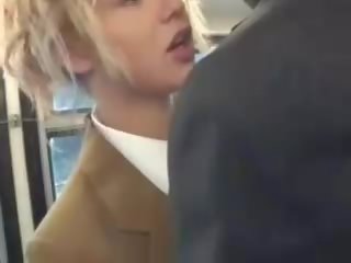 Blondynka laska ssać azjatyckie faceci członek na the autobus