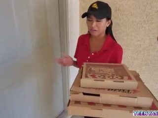 Chim giẻ cùi romero và rion vua muốn một số bánh pizza và ember tuyết delivered nó tươi và cao với một thêm có ba người service&period;