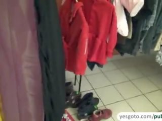 Schattig amateur klappen een prik en krijgt geneukt bij de kleding winkel