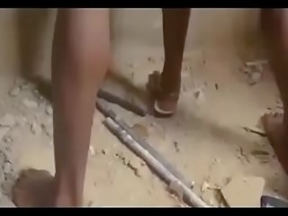 Africain nigerian ghetto youths gangbang une vierge / première partie