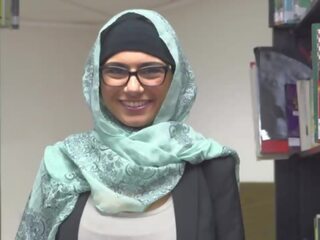 Mia khalfia - arābu seductress sloksnes kails uz a bibliotēka tikko par jums
