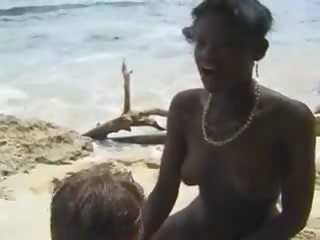 Poilu africain la mignonne baise euro copain en la plage