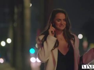 Helleveeg janice griffith en klimop wolfe sneak in achtererf voor nighttime zwembad plezier