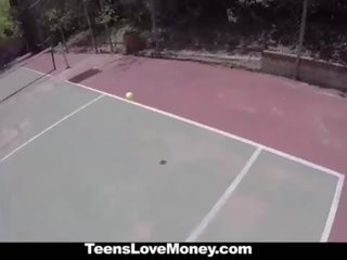 Teenslovemoney - teniss iedomāts sieviete fucks par sīknauda