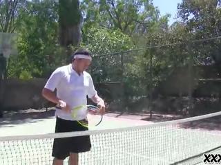 Remaja mengisap mereka tenis guru