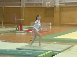 Клаудіа - з оголеними грудьми gymnastics