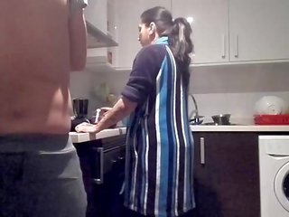 Lucha en la cocina extremos con follando