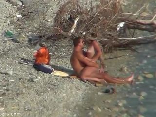 Bra duo njuta bra smutsiga filma tid vid nudisten strand spion kamera