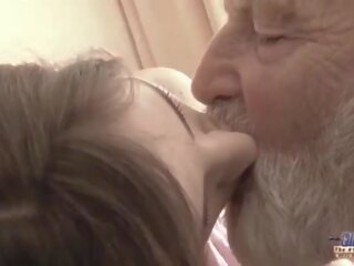 Vieux jeune - grand pénis grand-père baisée par ado elle lèche épais vieux homme manhood