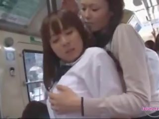 年轻 女 越来越 她的 奶 和 屁股 擦 embracing 乳头 吸 上 该 总线