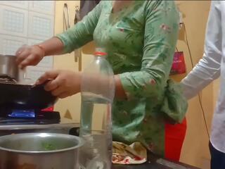 Indiano terrific moglie avuto scopata mentre cucinando in cucina | youporn