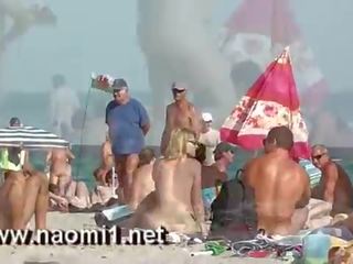 Naomi1 sega un giovane giovanotto su un pubblico spiaggia