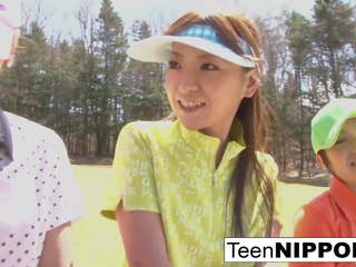 יפה אסייתי נוער בנות לשחק א משחק מקדים של רצועה גולף: הגדרה גבוהה xxx אטב 0e